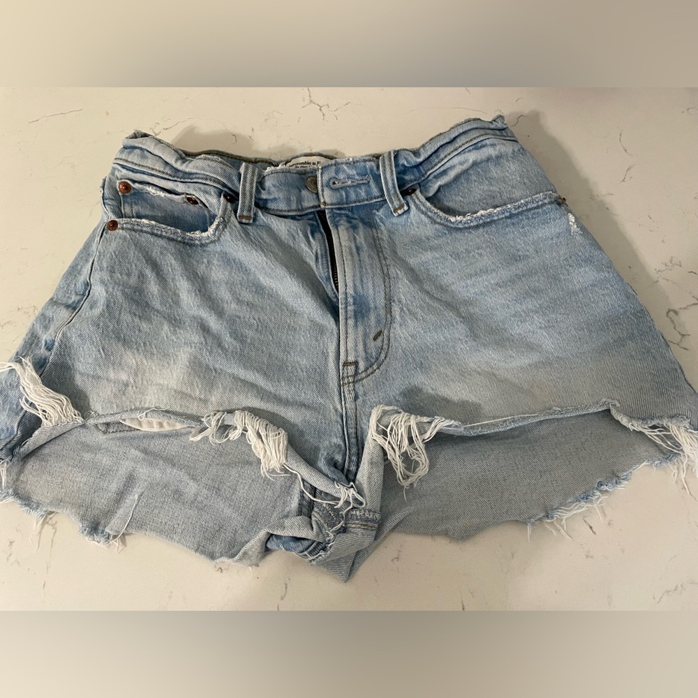 Abercrombie & Fitch The Mom short High
Rise curve love light wash cut off denim